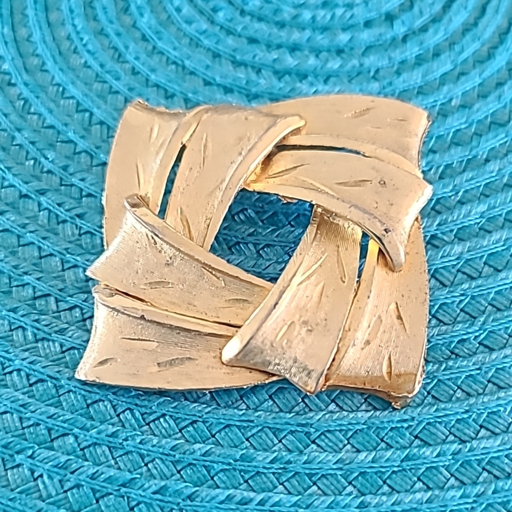 Vintage Elegant Gold-Tone Brooch